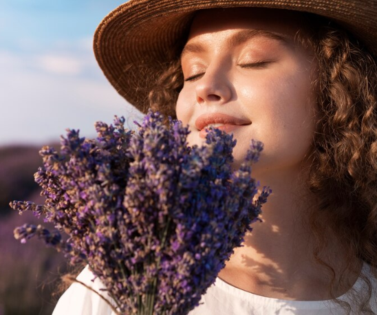 WOMEN-IN-LAVENDER-GARDEN-UNWYNND